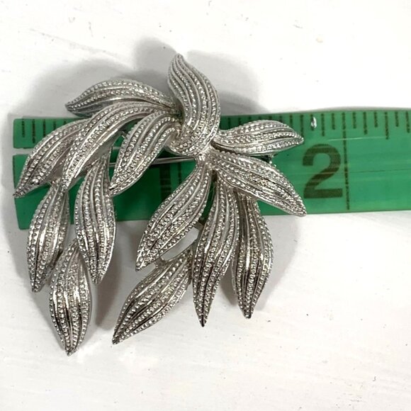 VTG CROWN TRIFARI Textured Silver Tone Wheat Wreath Plant Leaves Spray Brooch - Picture 9 of 9